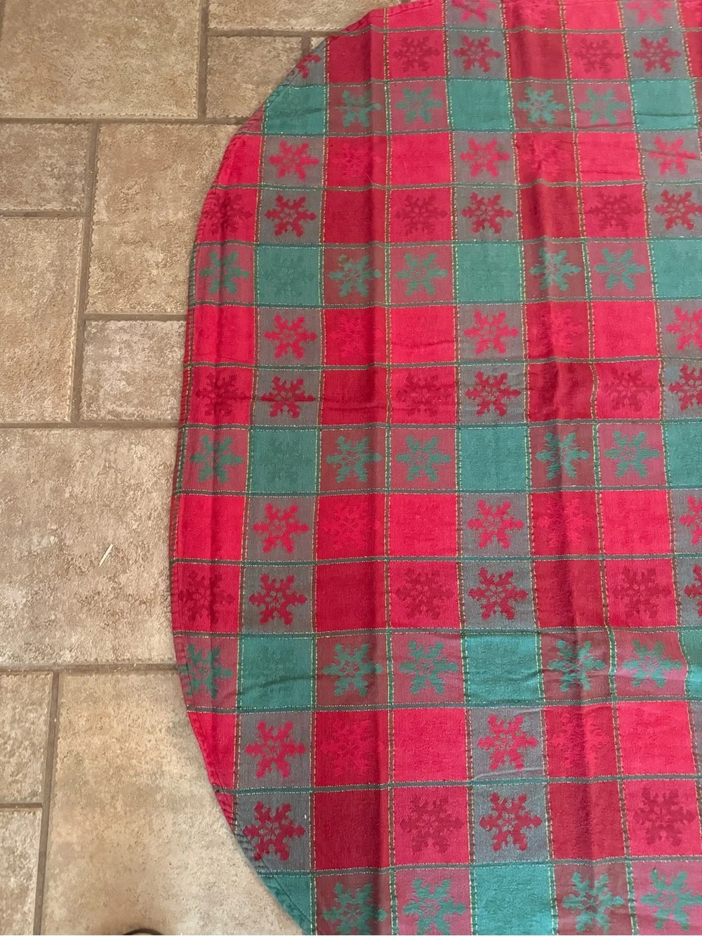 Vtg Avon Home Fashions Christmas snowflake plaid tablecloth 68” x53”. No stains